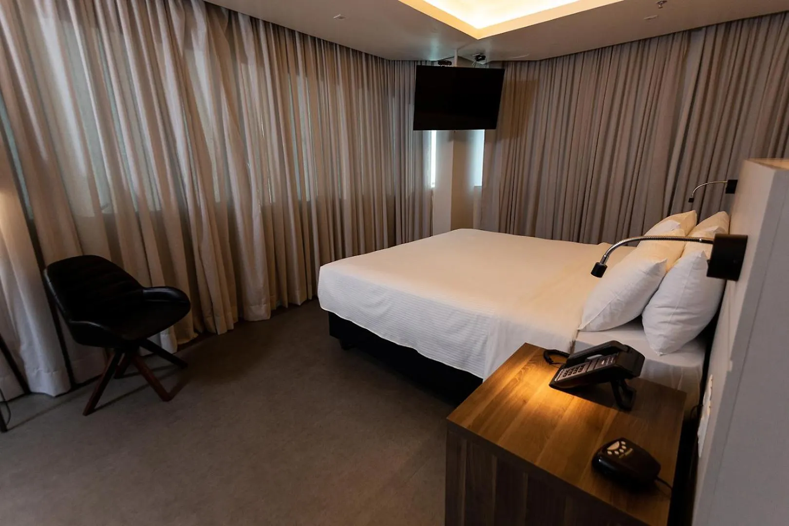 Master Porto Alegre Hotel - Av Carlos Gomes, Proximo Ao Consulado Americano